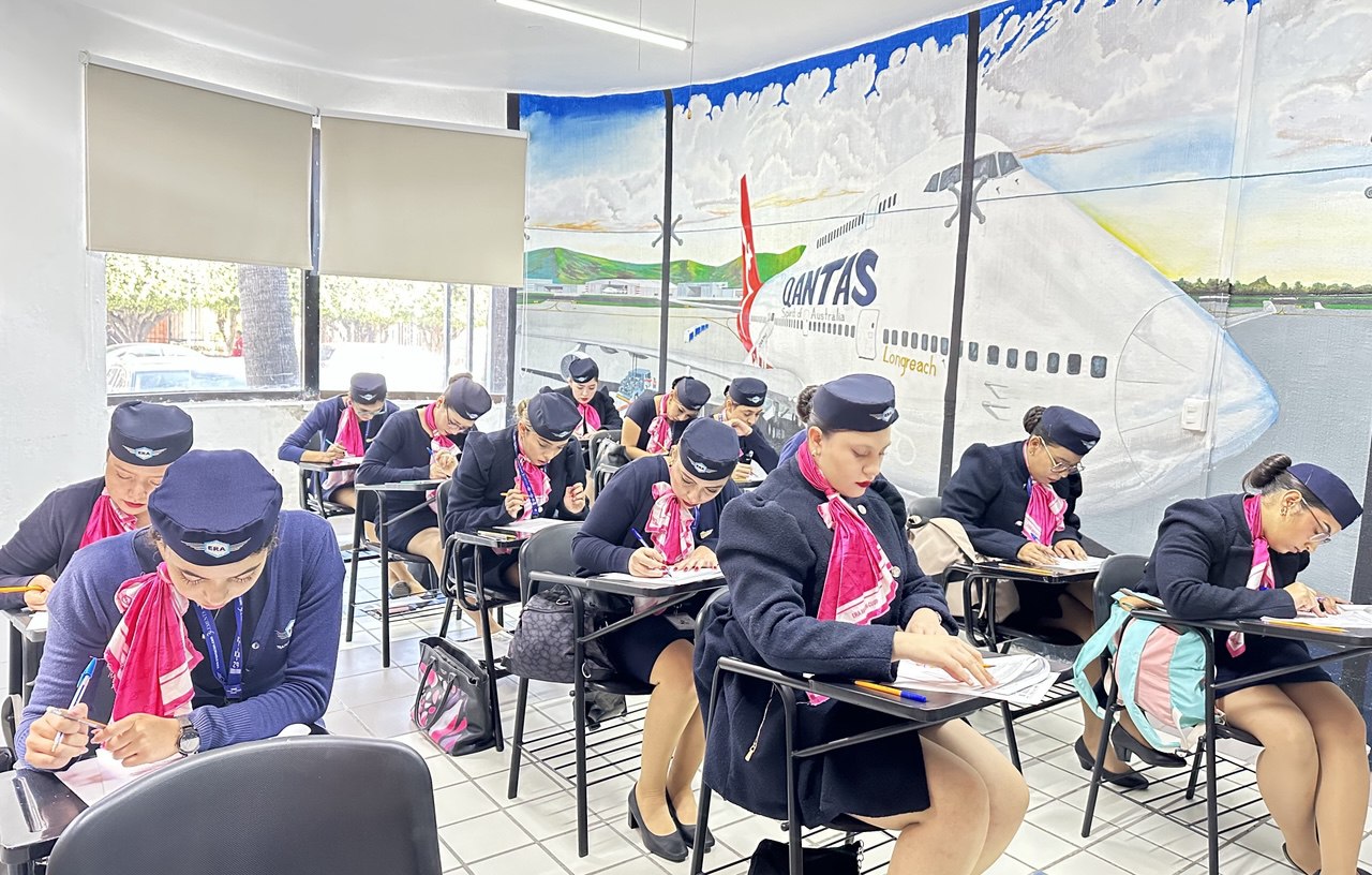 Sobrecargos en salon de clase